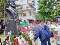 С поднасяне на цветя, патриотични песни и вой на сирени Плевен почете 2 юни 