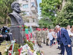 С поднасяне на цветя, патриотични песни и вой на сирени Плевен почете 2 юни 