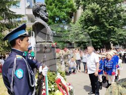 С поднасяне на цветя, патриотични песни и вой на сирени Плевен почете 2 юни 