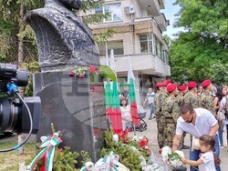 С поднасяне на цветя, патриотични песни и вой на сирени Плевен почете 2 юни 