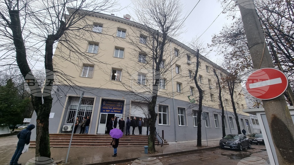 Двама младежи от Перник са задържани за кражба от възрастна жена