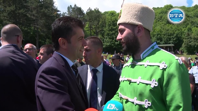 Министър-председателят Кирил Петков заедно с поклонници от цялата страна отдаде почит пред паметта на Ботев на връх Околчица