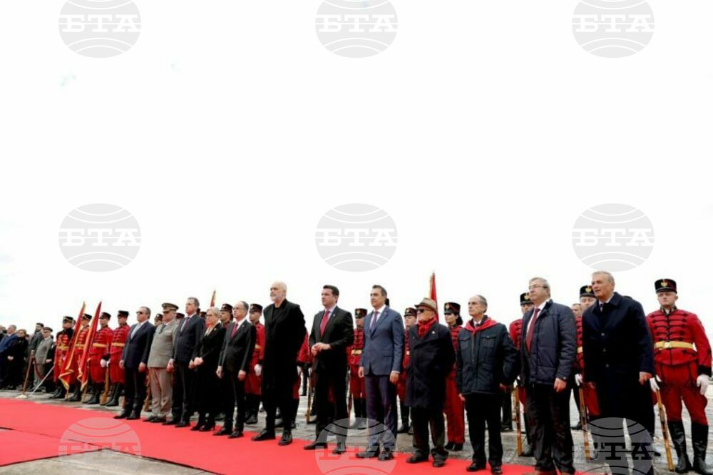 АТА: Албанските лидери отдават почит пред паметника „Майка Албания".
