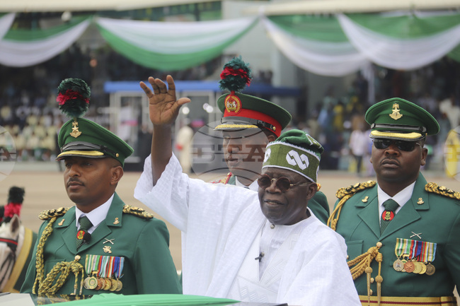 На средата на мандата си, президентът на Нигерия изтъкна икономически успехи, но проблемите с инфлацията и несигурността остават