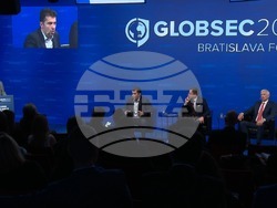 Министър-председателя Кирил Петков на форума в Братислава 