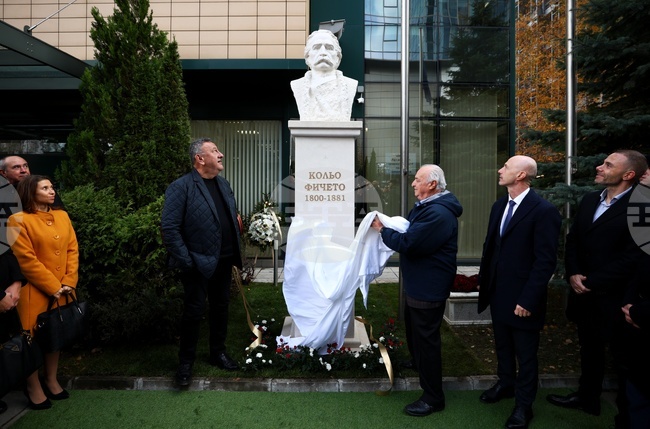 Камара на строителите в България - паметник на Кольо Фичето