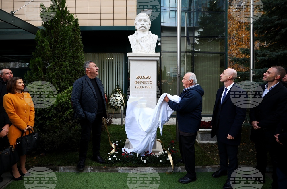 Камара на строителите в България - паметник на Кольо Фичето