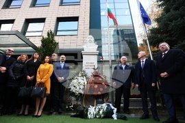 Камара на строителите в България - паметник на Кольо Фичето