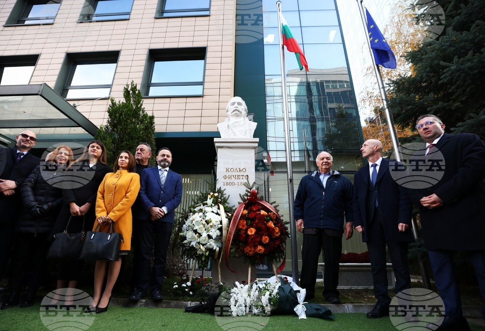 Камара на строителите в България - паметник на Кольо Фичето
