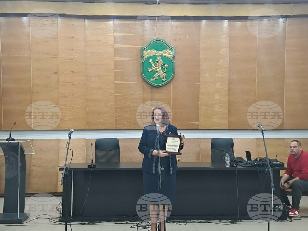 Изпълнителна агенция за българите в чужбина връчи специална награда на участник в конкурса „Родолюбие“