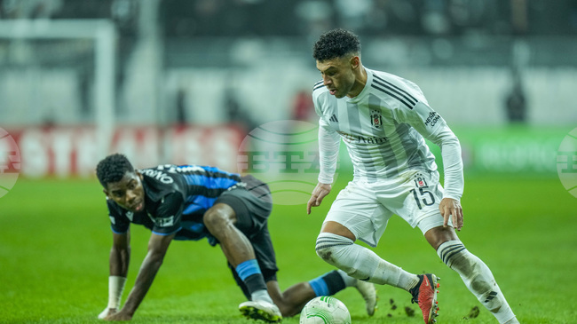 Алекс Окслейд-Чембърлейн тренира с Арсенал в търсене на нов отбор