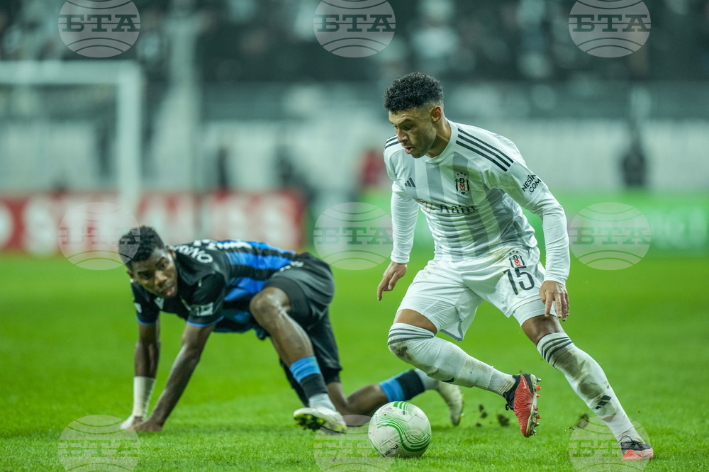 Алекс Окслейд-Чембърлейн тренира с Арсенал в търсене на нов отбор