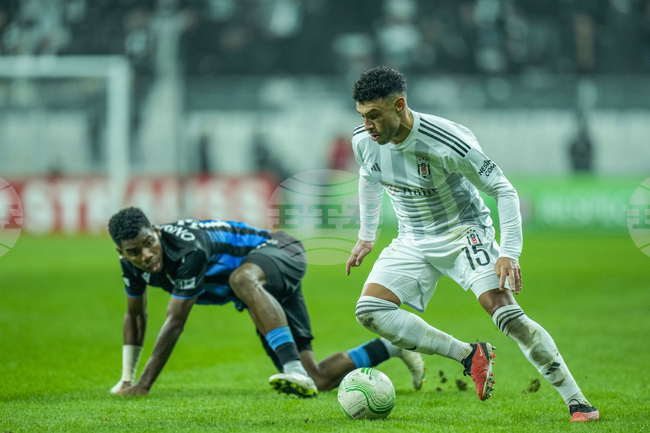 Алекс Окслейд-Чембърлейн тренира с Арсенал в търсене на нов отбор