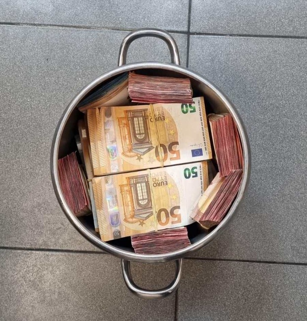 Недекларирана валута за над 320 000 лева откриха митническите служители на МП Капитан Андреево