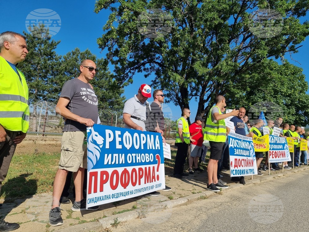 Сливен - надзиратели, полицаи и пожарникари - протест