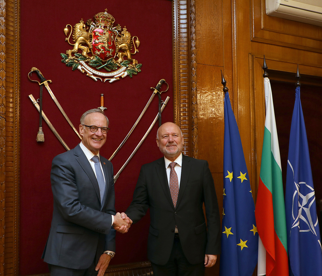 Министърът на отбраната Тодор Тагарев се срещна с парламентарния секретар към министъра на външните работи на Канада Роб Олифант и с посланика на Канада Н. Пр. Гавин Бюкан