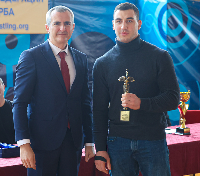 ММС: Министър Димитър Илиев връчи наградата за най-добър борец на 2023 г. на Семeн Новиков