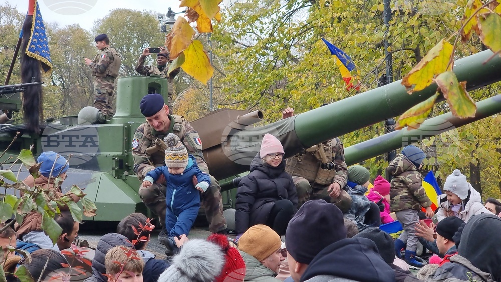 Румъния - военен парад - празник