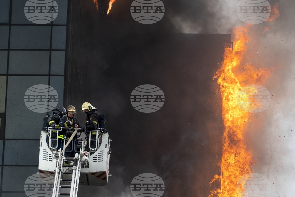 Осем души, включително един пожарникар, бяха ранени при избухнал в жилищен блок пожар в центъра на Москва