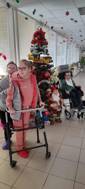 Община Сливен: Деца и възрастни с увреждания изработиха коледни сувенири за благотворителен базар