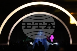 Празнични светлини - коледното дърво - запалване