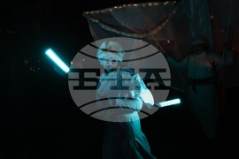 Празнични светлини - коледното дърво - запалване