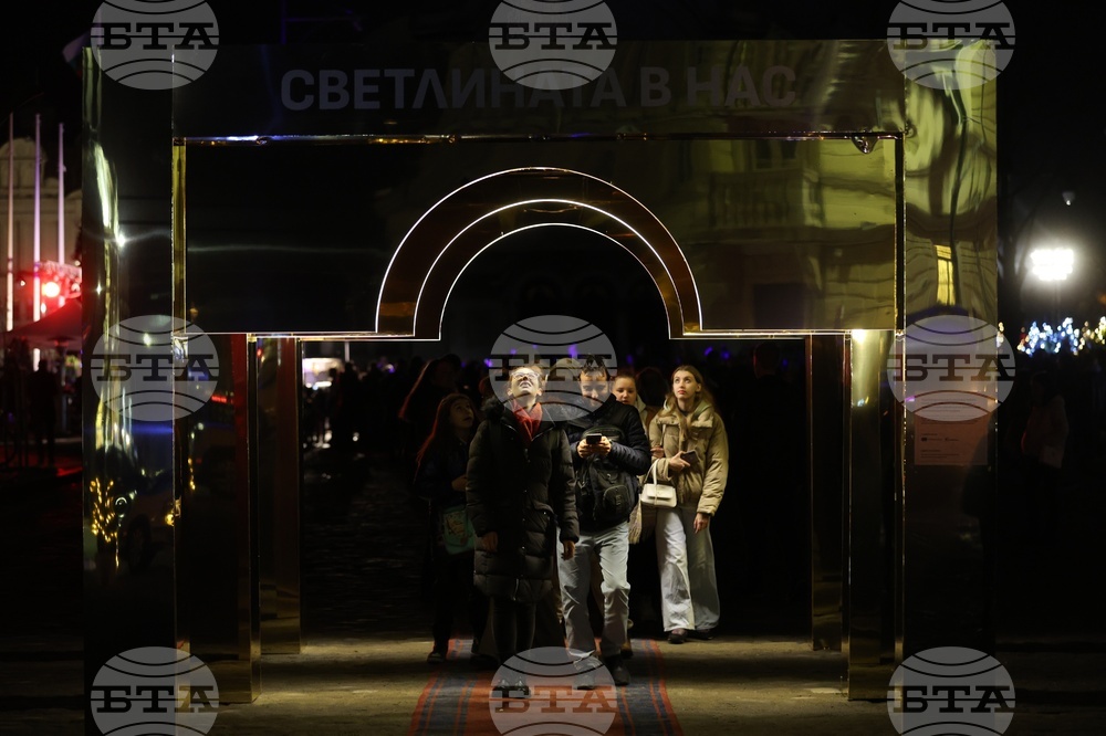 Празнични светлини - коледното дърво - запалване