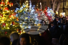 Празнични светлини - коледното дърво - запалване