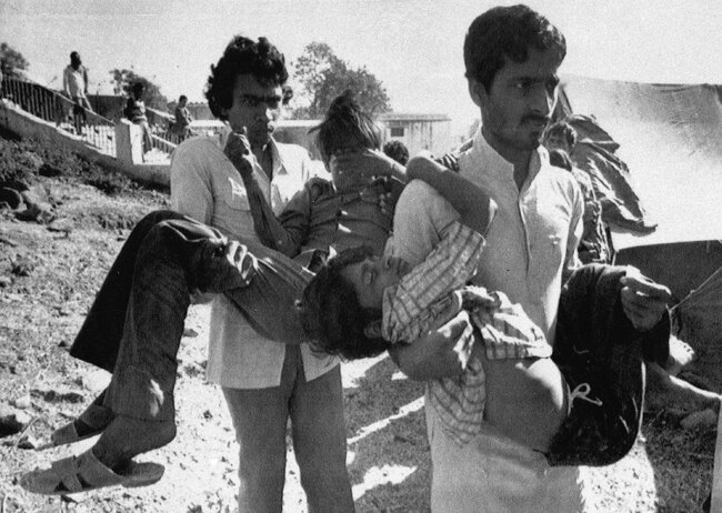 В нощта срещу 3 декември 1984 г. в индийския град Бопал загиват 3787 души от изтичането на токсичен газ от завод за пестициди