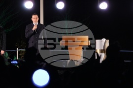 Празнични светлини - коледното дърво - запалване