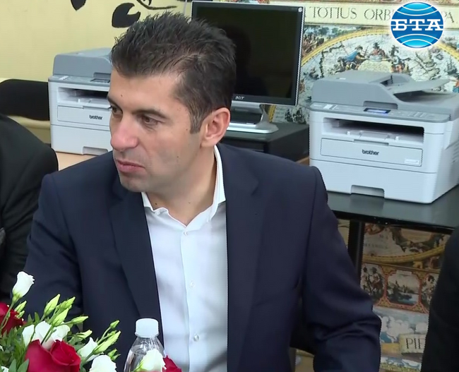 Премиерът Кирил Петков подари на българското училище в Братислава копие на „История славянобългарска“