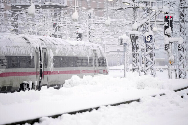 Снежна буря блокира влак в Хърватия, пътници стоят с часове на гара Книн