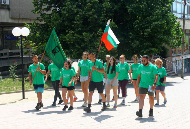 Участниците в патриотичната инициатива „ По пътя на Ботевата чета“ бяха посрещнати на площад "Съединение" в Чирпан