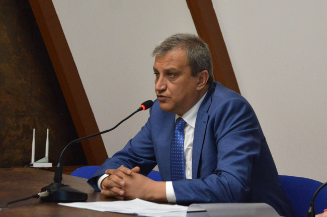 Кметът Илко Стоянов прекъсна участието си в юбилейна научна конференция, за да се срещне с представители на таксиметровия бранш