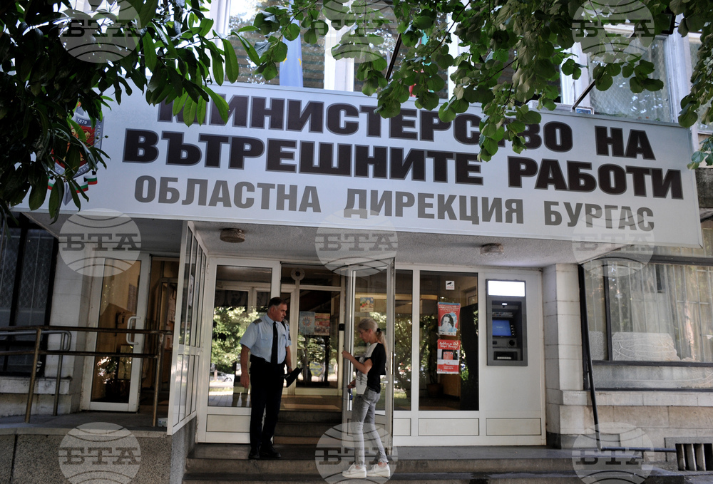 Автобус на градския транспорт в Бургас е ударил три авомобила, след което се е блъснал в ограда
