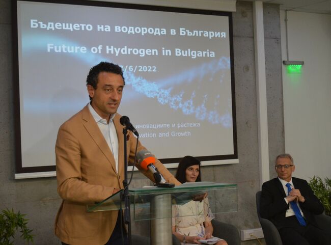 Инвестициите във водородни технологии ще ускорят постигането на енергийната ни независимост, смята министър Даниел Лорер