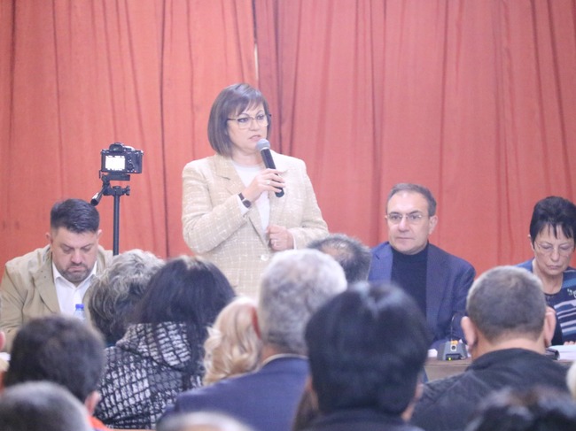 Нинова пред кметове и общински съветници: Сглобката държи като заложник цял един народ