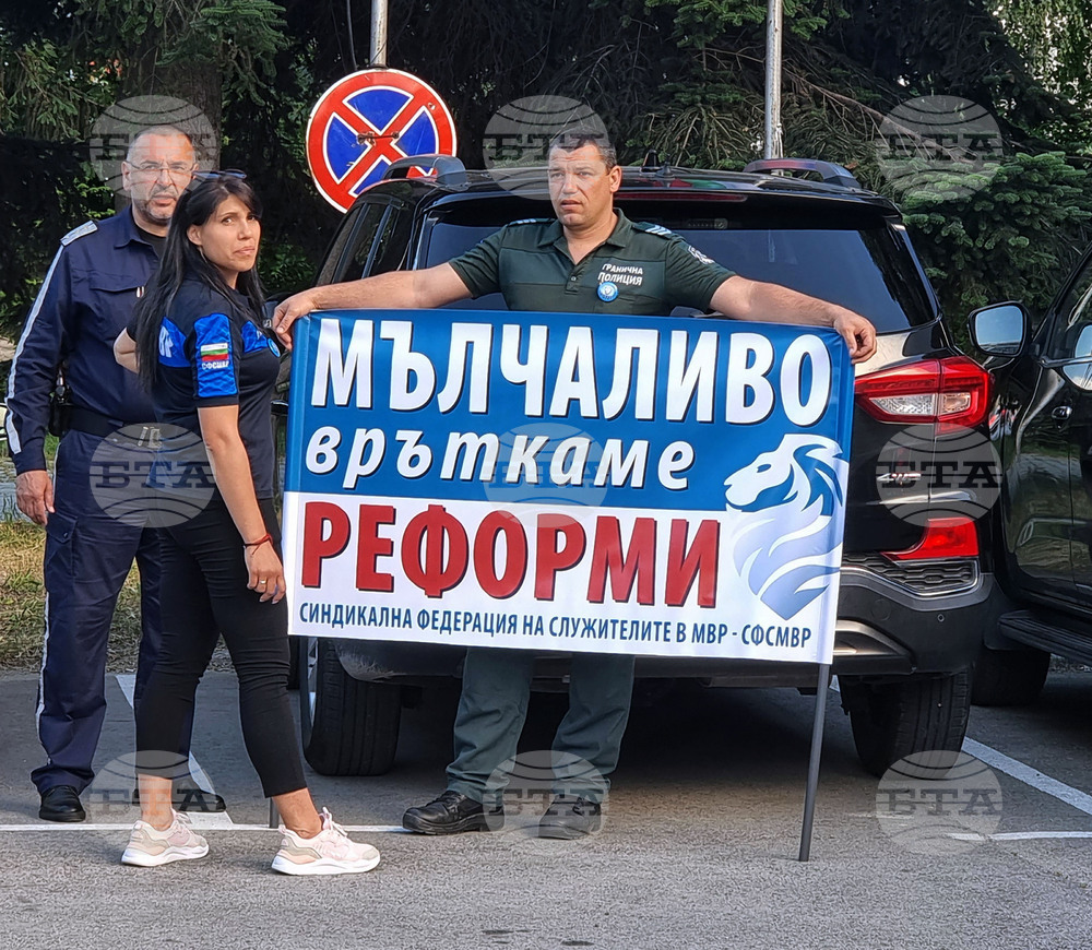 Варна - служители на МВР - протест