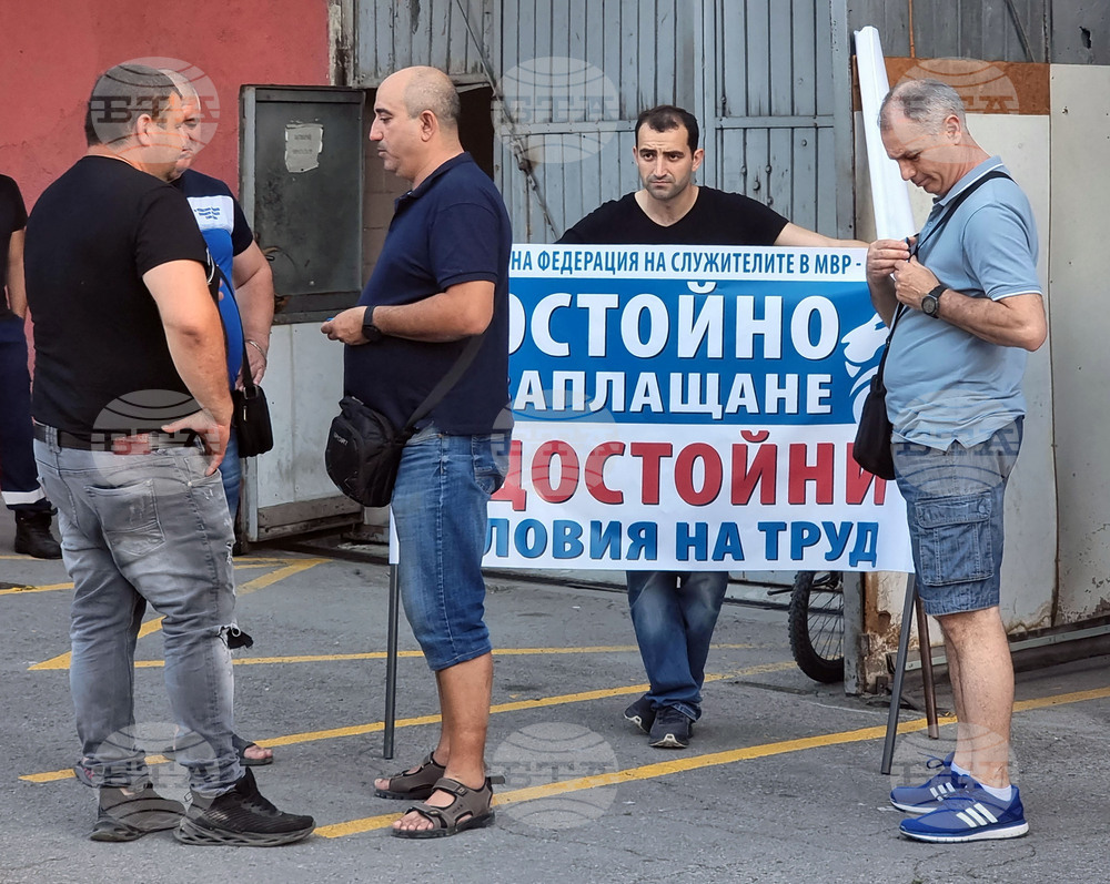 Варна - служители на МВР - протест