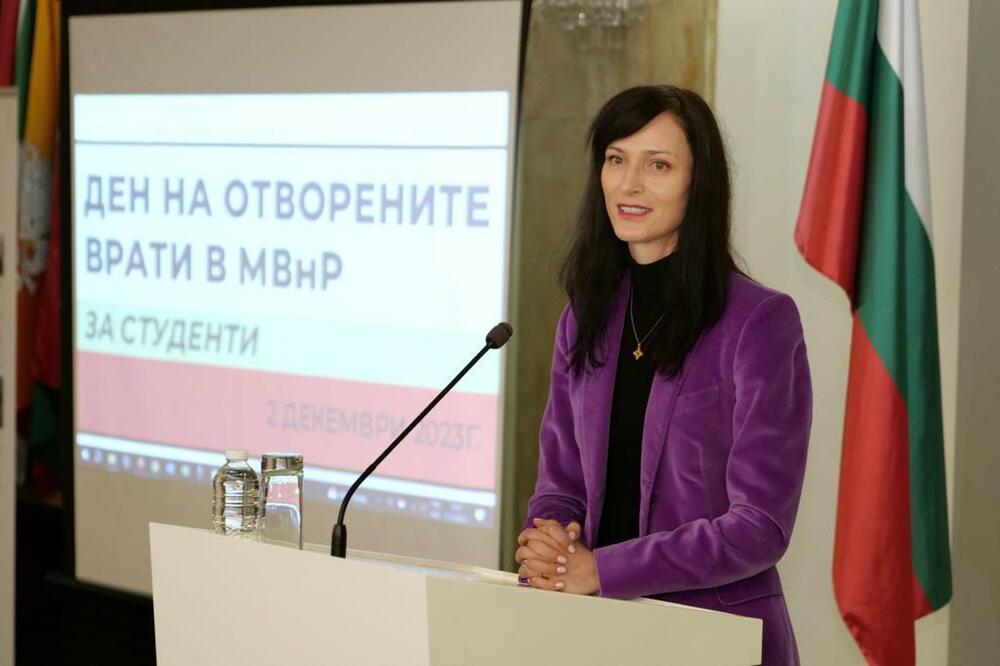 Вицепремиерът и министър на външните работи Мария Габриел към студентите на Деня на отворени врати в МВнР: България и Министерство на външните работи Ви искат. Имаме нужда от Вашите идеи, енергия, критично мислене, визия за настоящето и бъдещето