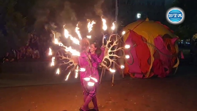 Уличното шоу „Цветето“ привлече вниманието на варненци 