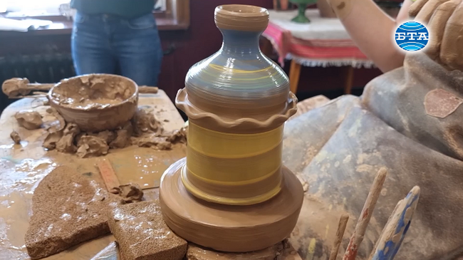 Богатството е да предаваш щастие на хората чрез занаята си, казва майсторът грънчар Захари Иванов 