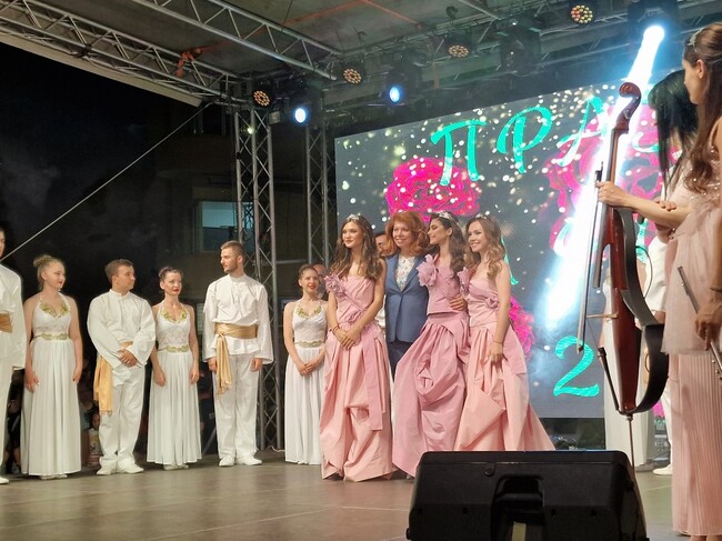 Вицепрезидентът Йотова короняса Царица Роза 2022 в Казанлък