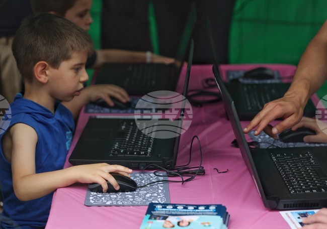 Bulgaria Ranks Last in EU for Young People with Basic Digital Skills in 2025