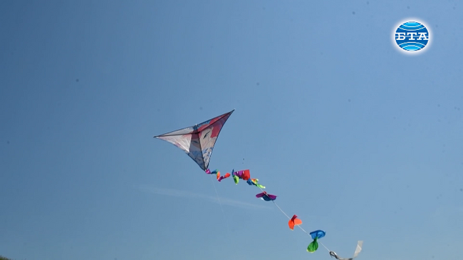 Разноцветни хвърчила изпъстриха небето над „Сборяново“