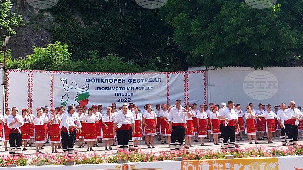 Плевен - фолклорен фестивал - танцьори