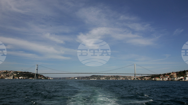 Пожар е избухнал след взрив на танкер без товар северно от Босфора; има подозрения, че се е натъкнал на мина