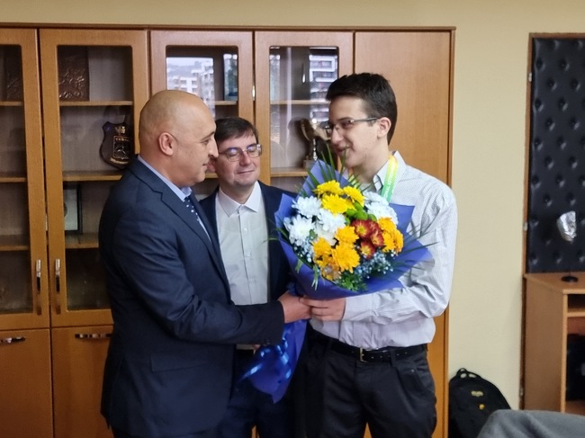 Кметът на Кърджали поздрави бронзовия медалист от олимпиадата по астрономия в Пекин, десетокласника Атанас Митрев