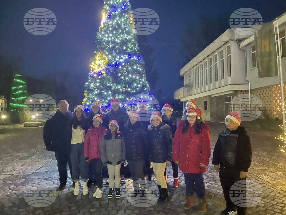 Грейнаха коледните светлини на елхата в Кула