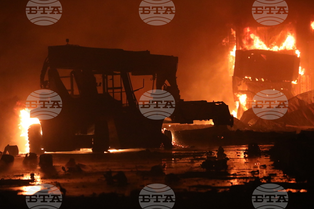 Най-малко 49 загинали и над 100 ранени при пожар в депо за контейнери в Бангладеш